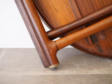 画像をギャラリービューアに読み込む, エジプシャンテーブル ブラジリアンローズウッド モーエンスラッセン Mogens Lassen Egyptian Table Rud Rasmussen 北欧名作家具 ラウンドテーブルを畳んだ状態の脚