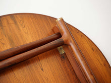 画像をギャラリービューアに読み込む, エジプシャンテーブル ブラジリアンローズウッド モーエンスラッセン Mogens Lassen Egyptian Table Rud Rasmussen 北欧名作家具 ラウンドテーブルを畳んだ状態の脚