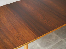 画像をギャラリービューアに読み込む, フィンユール ボヴィルケ ダイニングテーブル ブラジリアンローズウッド ダイニングテーブル Finn Juhl Bovirke Extendable dinning table テーブルを延長した様子 延長板と色に差がある