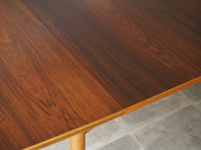画像をギャラリービューアに読み込む, フィンユール ボヴィルケ ダイニングテーブル ブラジリアンローズウッド ダイニングテーブル Finn Juhl Bovirke Extendable dinning table テーブルを延長した様子 延長板と色に差がある