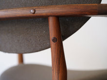 画像をギャラリービューアに読み込む, フィンユール NV55 アームチェア ブラジリアンローズウッド ニルスヴォッダー Finn Juhl NV55 arm Chair brazilian rosewood Niels Vodder フィンユールの椅子の後ろの木栓が欠けている