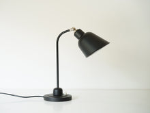 画像をギャラリービューアに読み込む, ドイツデザインの黒いテーブルランプ