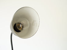 画像をギャラリービューアに読み込む, ドイツデザインの黒いテーブルランプのシェード内部