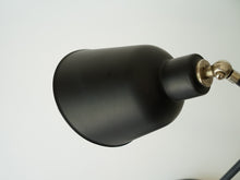 画像をギャラリービューアに読み込む, ドイツデザインの黒いテーブルランプのシェード後ろ