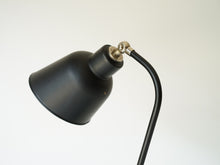 画像をギャラリービューアに読み込む, ドイツデザインの黒いテーブルランプシェードとアーム