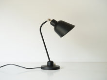 画像をギャラリービューアに読み込む, ドイツデザインの黒いテーブルランプ