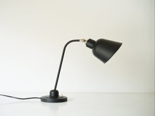 画像をギャラリービューアに読み込む, ドイツデザインの黒いテーブルランプは角度調節できます