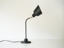 画像をギャラリービューアに読み込む, ドイツデザインの黒いテーブルランプは角度調節できます