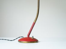 画像をギャラリービューアに読み込む, スウェーデンデザインの赤いテーブルランプの土台とスイッチ