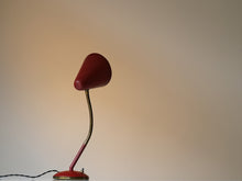 画像をギャラリービューアに読み込む, スウェーデンデザインの赤いテーブルランプの点灯イメージ