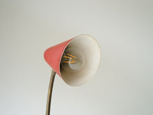 画像をギャラリービューアに読み込む, スウェーデンデザインの赤いテーブルランプのシェード内部