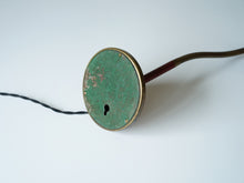 画像をギャラリービューアに読み込む, スウェーデンデザインの赤いテーブルランプの裏面