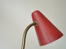 画像をギャラリービューアに読み込む, スウェーデンデザインの赤いテーブルランプのシェードの裏側