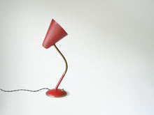 画像をギャラリービューアに読み込む, スウェーデンデザインの赤いテーブルランプ