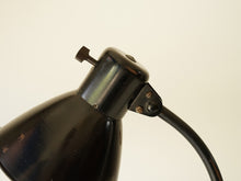 画像をギャラリービューアに読み込む, テーブルランプの接続部アップを右から