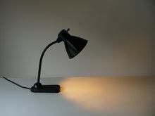 画像をギャラリービューアに読み込む, テーブルランプの点灯時の全体図を左から