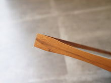 画像をギャラリービューアに読み込む, Finn Juhl (フィンユール)のTurning trayのチーク材のフレームにあるフィンユールのサインの刻印