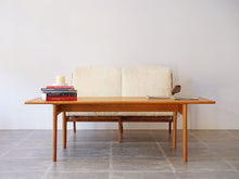 画像をギャラリービューアに読み込む, Hans J. Wegner(ハンスJウェグナー)AT15ローテーブルとモーエンセンのソファと本