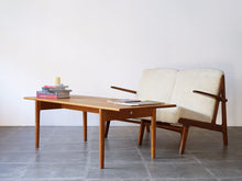 画像をギャラリービューアに読み込む, Hans J. Wegner(ハンスJウェグナー)AT15ローテーブルとソファと本