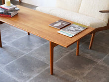 画像をギャラリービューアに読み込む, Hans J. Wegner(ハンスJウェグナー)AT15ローテーブルと本