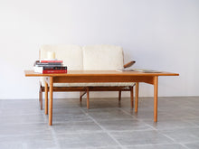 画像をギャラリービューアに読み込む, Hans J. Wegner(ハンスJウェグナー)AT15ローテーブルとモーエンセンのソファと本