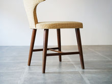 画像をギャラリービューアに読み込む, ヴィンテージのドレッサーチェアの脚横から