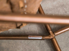 画像をギャラリービューアに読み込む, ホルヘ・フェラーリ=ハードイのバラフライチェア足に貼られたラベル