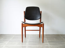 画像をギャラリービューアに読み込む, アルネ・ヴォッダーの椅子の全体図を正面から