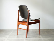 画像をギャラリービューアに読み込む, アルネ・ヴォッダーの椅子の全体図を後ろから