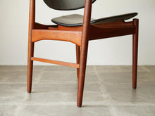 画像をギャラリービューアに読み込む, アルネ・ヴォッダーの椅子の脚を後ろから