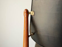 画像をギャラリービューアに読み込む, アルネ・ヴォッダーの椅子の背もたれ金具
