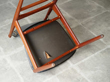 画像をギャラリービューアに読み込む, アルネ・ヴォッダーの椅子の座面を裏から