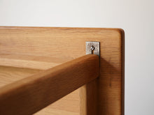画像をギャラリービューアに読み込む, Børge Mogensen(ボーエ・モーエンセン)のオーク無垢材の正方形テーブルの裏面にあるマイナスネジ