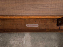 画像をギャラリービューアに読み込む, Rigmor Andersen(リーグモル・アンデルセン)のダイニングチェアのフレームに調達元のBruun Rasmussenラベルを貼っています