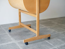 画像をギャラリービューアに読み込む, Nanna Ditzel(ナナ・ディッツェル)のゆりかごLuluの脚にはキャスター付き