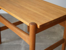 画像をギャラリービューアに読み込む, Hans J. Wegner(ハンスJウェグナー)のAT50テーブルのフレーム先端は丸みがある