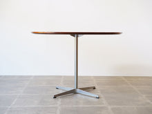 画像をギャラリービューアに読み込む, 北欧デザイナーのテーブル真横