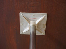 画像をギャラリービューアに読み込む, 北欧デザイナーのテーブルの刻印と貼られたラベル