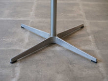 画像をギャラリービューアに読み込む, 北欧デザイナーのテーブルの土台