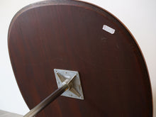 画像をギャラリービューアに読み込む, 北欧デザイナーのテーブル裏面