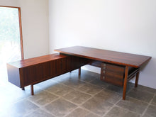 画像をギャラリービューアに読み込む, アルネ・ヴォッダーのデスクとサイドボード上から