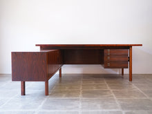 画像をギャラリービューアに読み込む, アルネ・ヴォッダーのデスクとサイドボード正面
