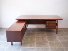 画像をギャラリービューアに読み込む, アルネ・ヴォッダーのデスクとサイドボード上から