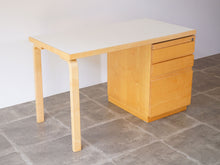 画像をギャラリービューアに読み込む, アルヴァ・アアルトのデスク左から