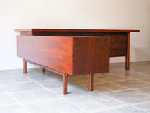 画像をギャラリービューアに読み込む, アルネ・ヴォッダーのデスクとサイドボード左側