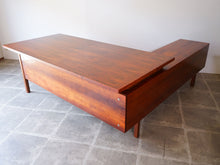 画像をギャラリービューアに読み込む, アルネ・ヴォッダーのデスクとサイドボード後ろ側