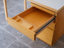 画像をギャラリービューアに読み込む, アルヴァ・アアルトのデスクの引き出し一番上