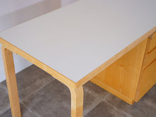 画像をギャラリービューアに読み込む, アルヴァ・アアルトのデスクの天板