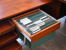 画像をギャラリービューアに読み込む, アルネ・ヴォッダーのサイドボードの書類入れ