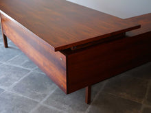 画像をギャラリービューアに読み込む, アルネ・ヴォッダーのデスクとサイドボードの接合部の裏側